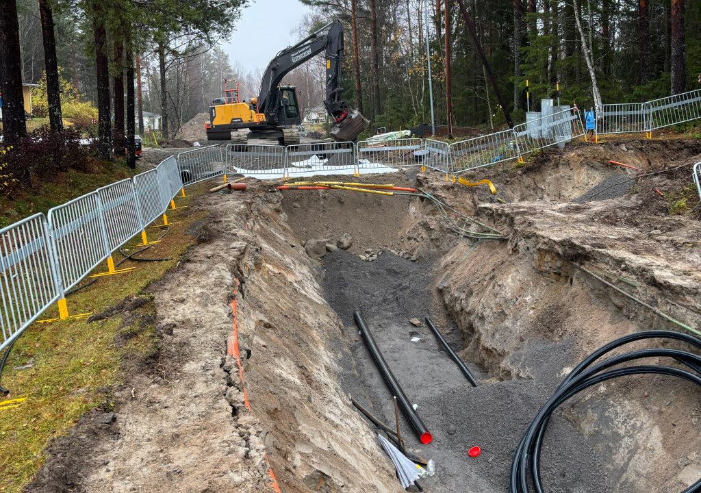Fotografi. Schaktarbete med grävmaskin på Nyhamnsvägen.