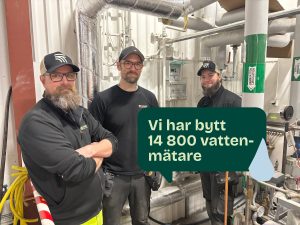 Foto på tre manliga drifttekniker i arbetskläder.