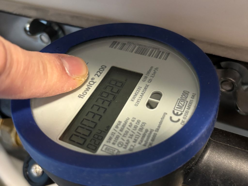 Foto på digital vattenmätare.