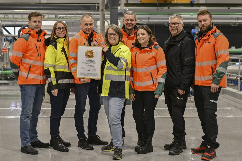 Gruppfoto med diplom på projektgruppen för ny intagsdel och personaldel på Uddebo avloppsreningsverk.