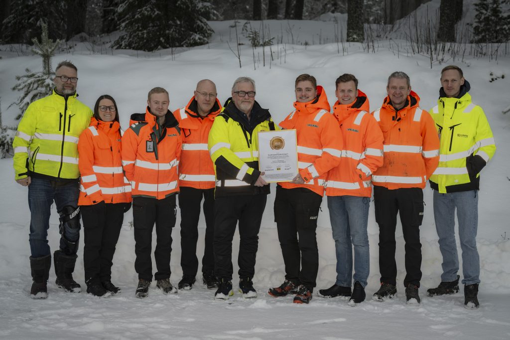Gruppfoto med diplom på projektgruppen för tredje etappen på dricksvattenledningen mellan Luleå och Råneå.