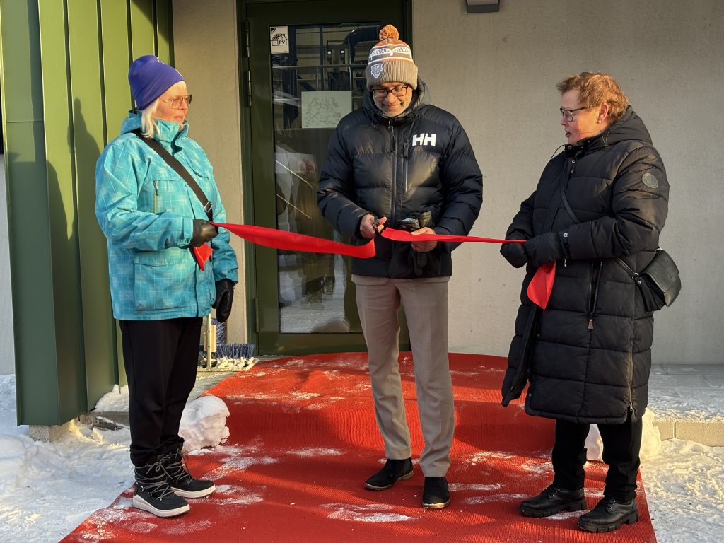 Bandklippning på röd matta utanför nya intagsdelen med Ulrika Lundberg (V), ordförande i infrastruktur- och servicenämnden, kommunalråd Fredrik Hansson (S) och tidigare kommunalråd Yvonne Stålnacke (S).