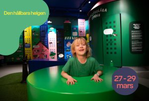 Ett barn i grön tröja i utställningslokal.