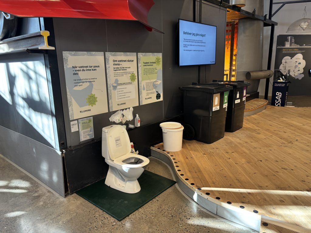 Foto. Utställning om vattenberedskap med toalettstol och nya avfallskärl.