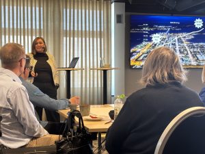 Foto. Petra Viklund, vatten- och avloppschef håller en presentation.