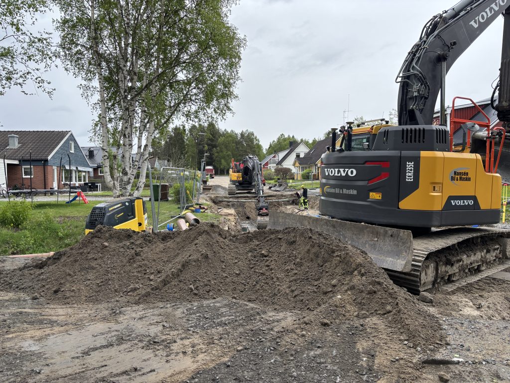 Grävmaskiner i arbete på Midsommarvägen.