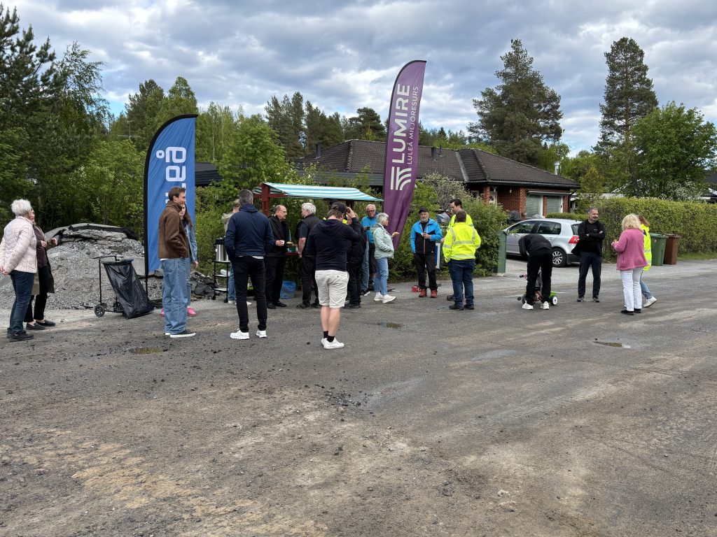 Folksamling på Midsommarvägen.