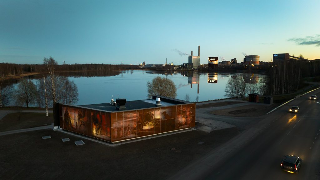 Foto. Pumpstationen Hyttan i skymningsljus.
