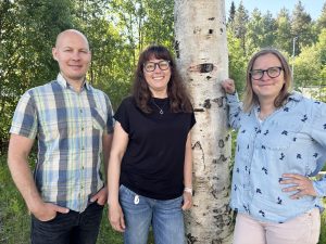 Foto. Miljöingenjörerna Patrik Haapasaari, Ann-Marie Alakangas och Jenny Bergman står bredvid en björk.