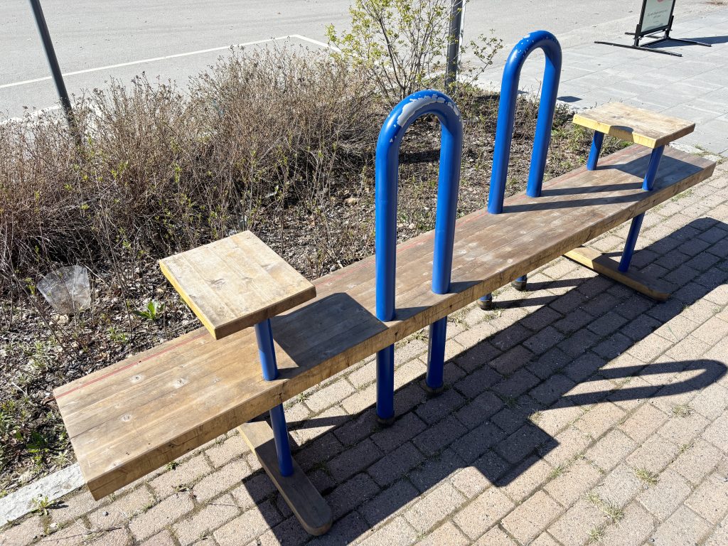 Foto. Bänk med bord i återbrukat material.