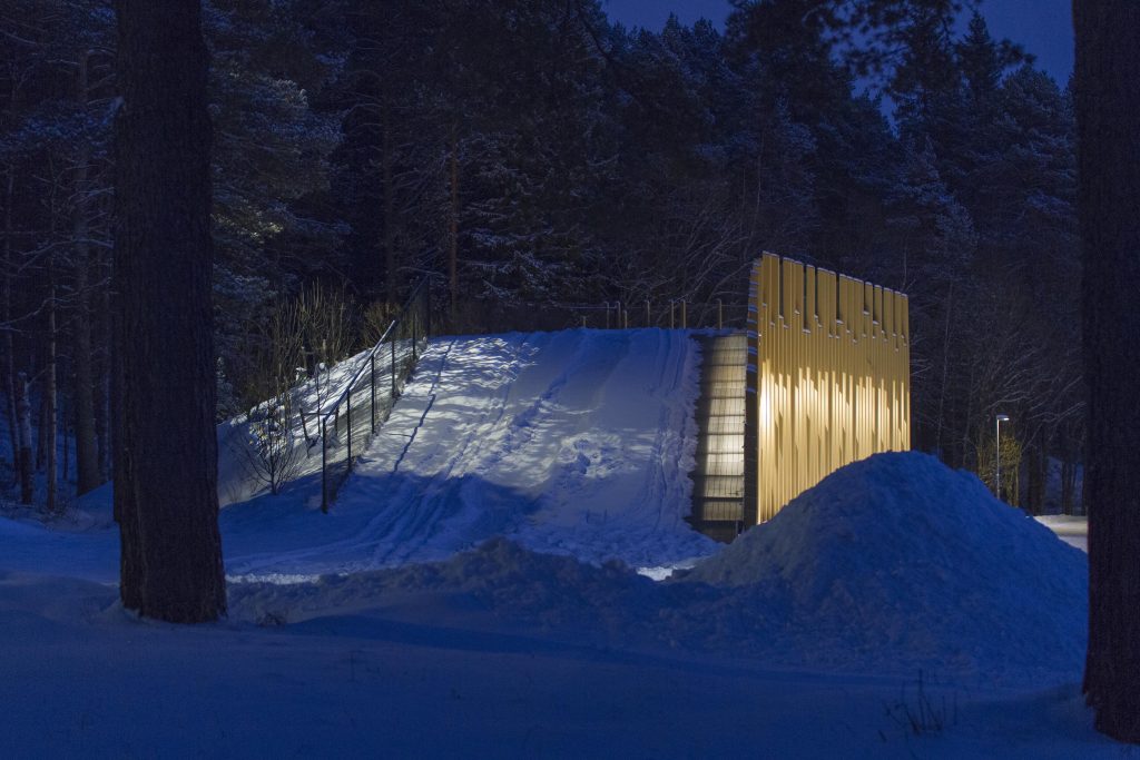 Foto. Pumpstationen Ljusglimt i snö med inbyggd pulkabacke.