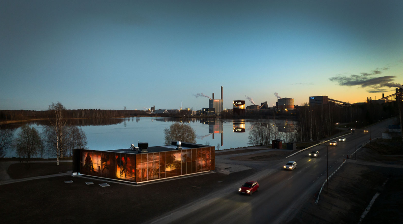 Fotografi. Pumpstationen Hyttan (P40) i skymning med utsikt över Svartön i bakgrunden.