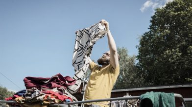Från 1 oktober slängs smutsig och trasig textil i restavfallet igen