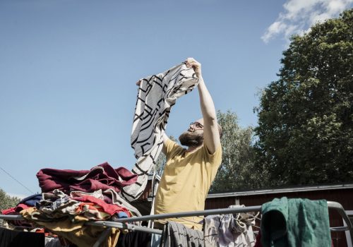 Från 1 oktober slängs smutsig och trasig textil i restavfallet igen