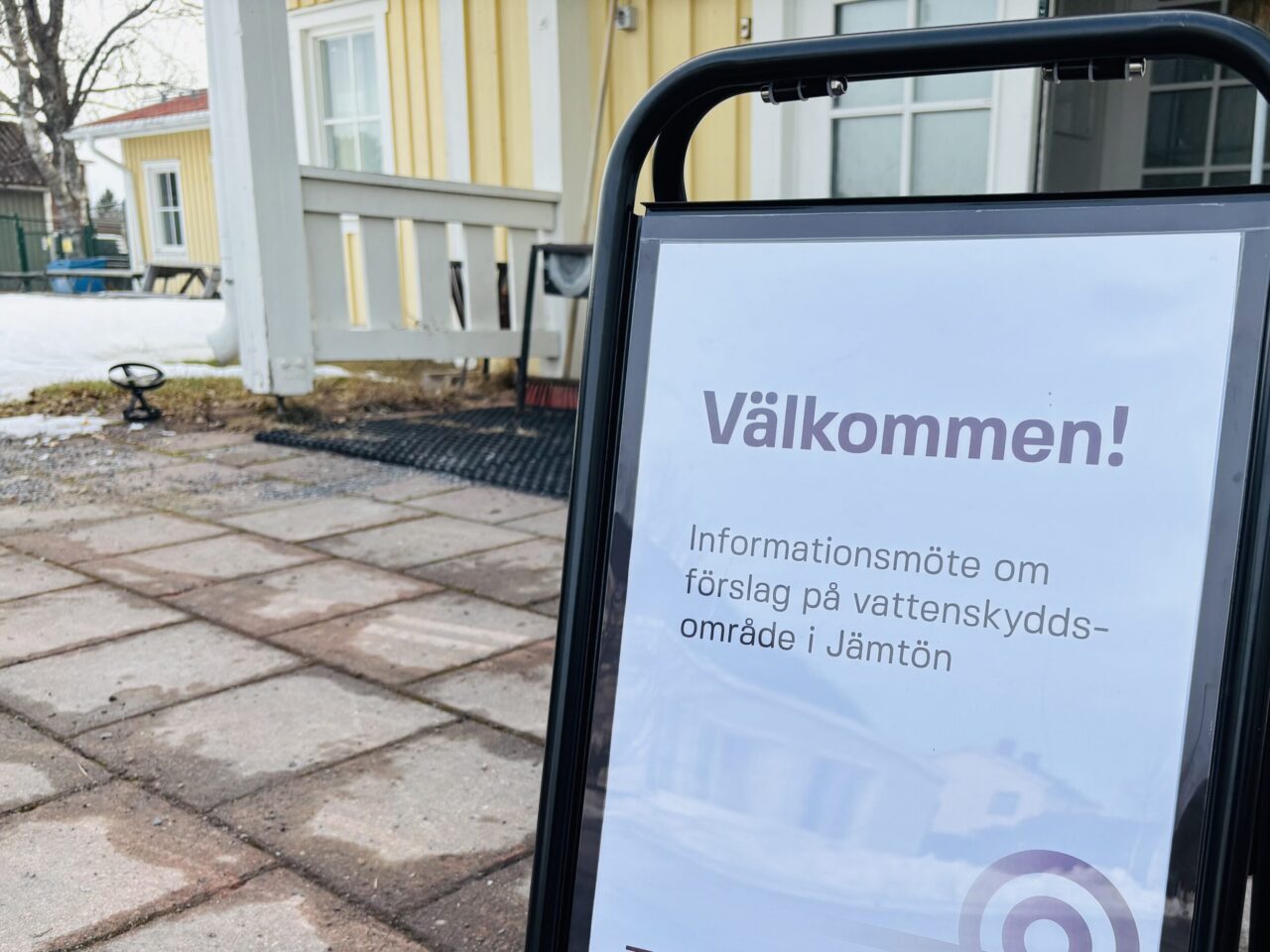 Gatupratare som hälsar välkommen till informationsmötet.