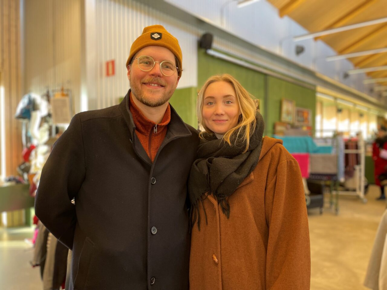 Två människor inne i en second hand butik
