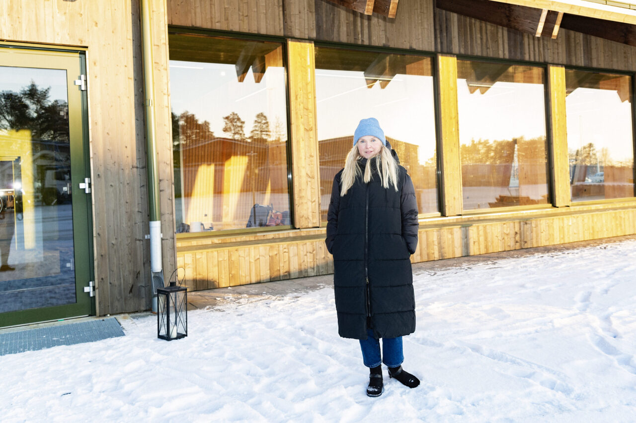Människa utomhus vid hus