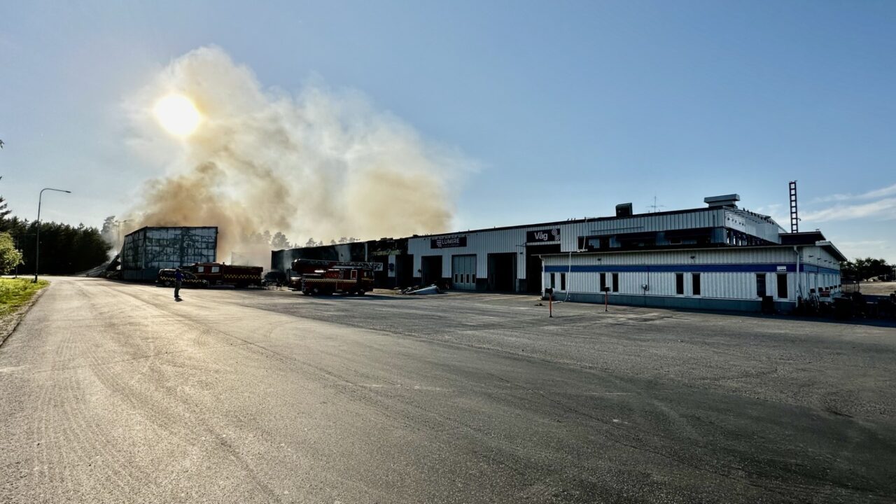 bild på lokaler med moln mot blå himmel